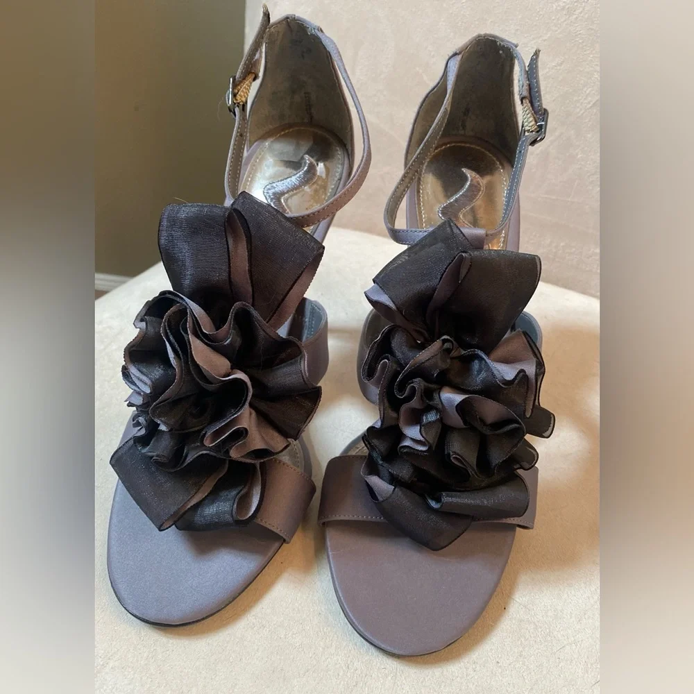 Nina Satin Ribbon Heels in gray & black - Picture 2 of 3